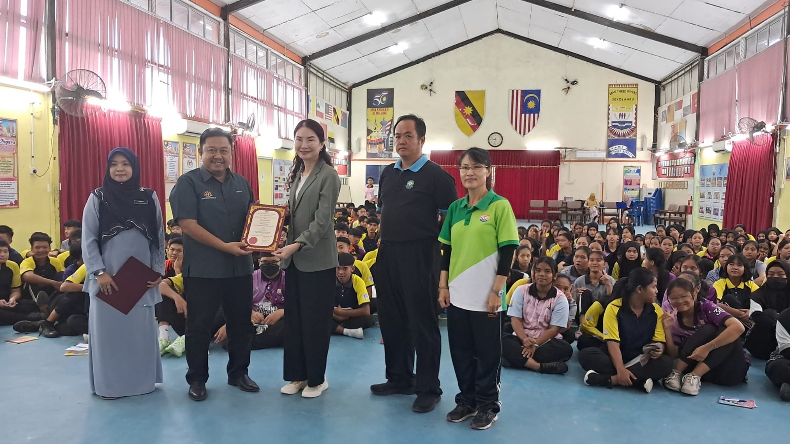 黃老師認為，有效應對霸凌，必須從「預防」與「陪伴」雙管齊下，由全社區共同承擔責任